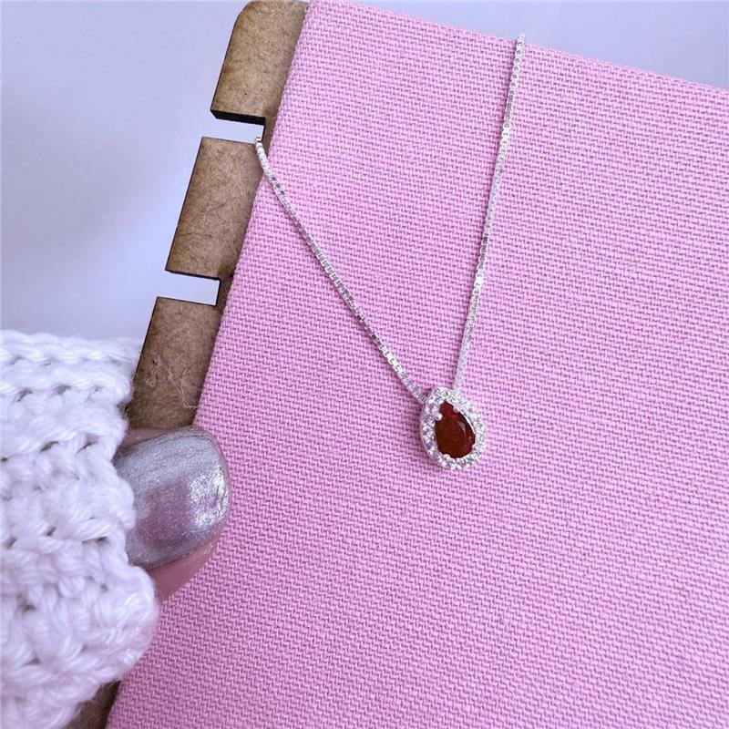 COLAR GOTA CRAVEJADO VERMELHO
