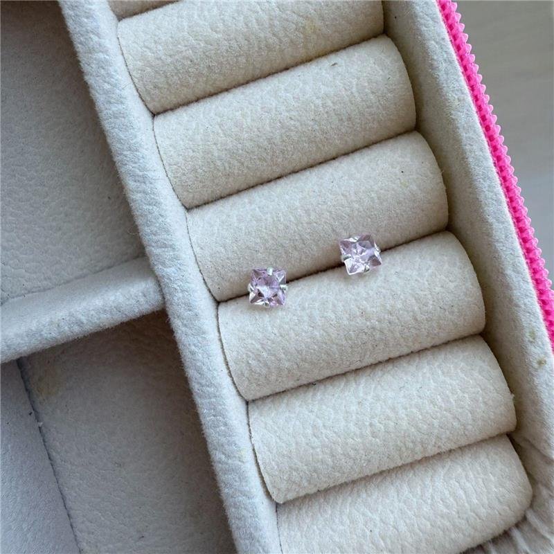 BRINCO QUADRADO ROSA CLARO 4MM