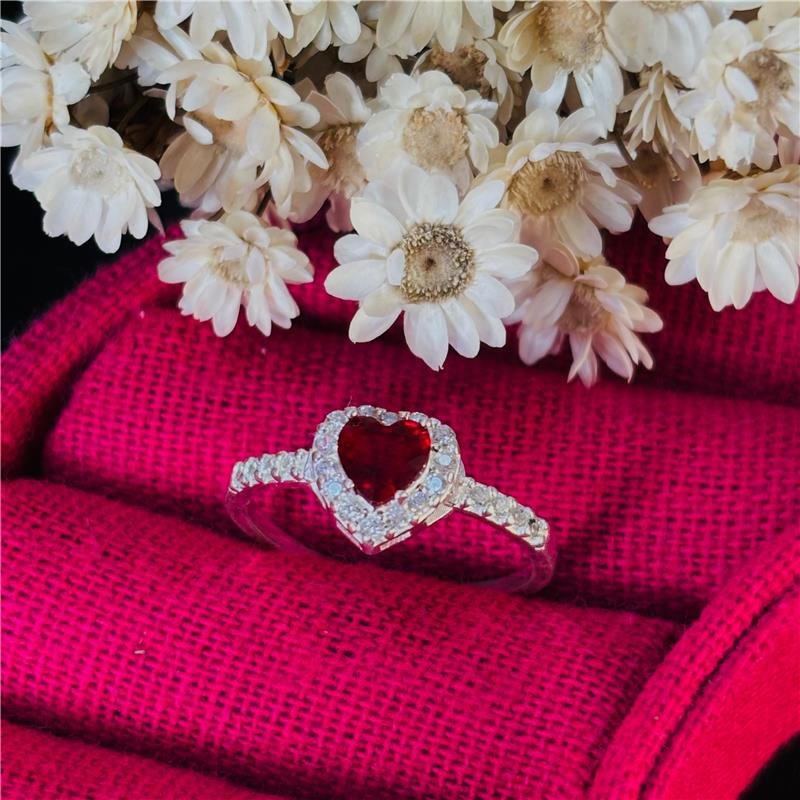 ANEL CORAÇÃO VERMELHO CRAVEJADO