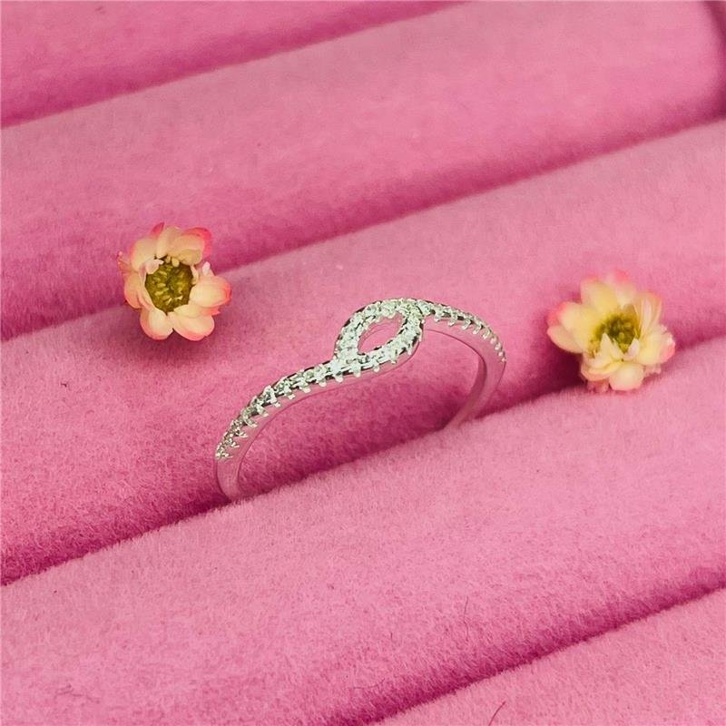 ANEL OVAL DEITADO CRAVEJADO