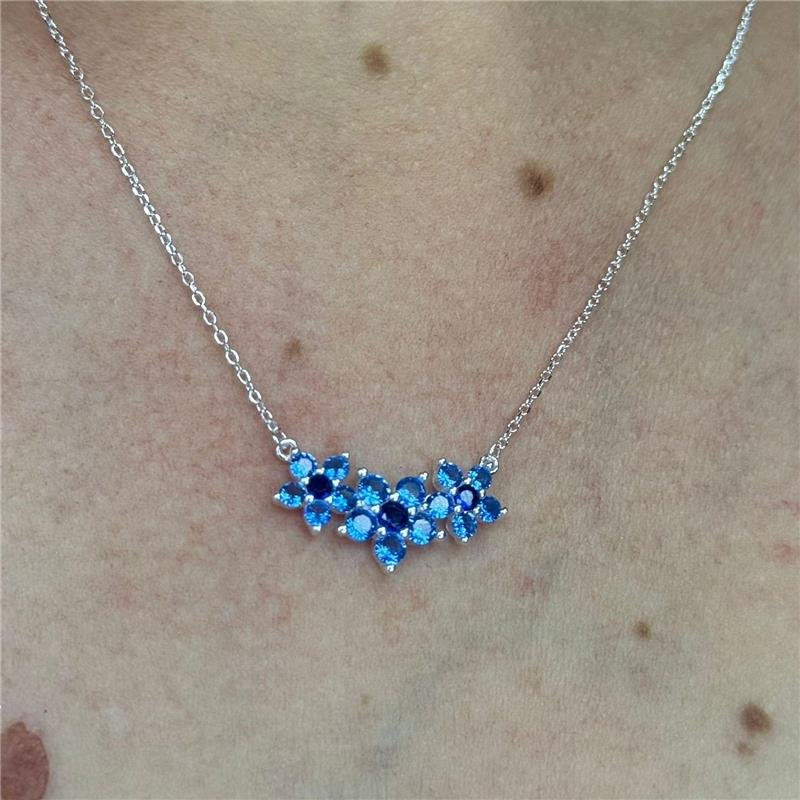 COLAR FLORES DE CEREJEIRA AZUL CRAVEJADO