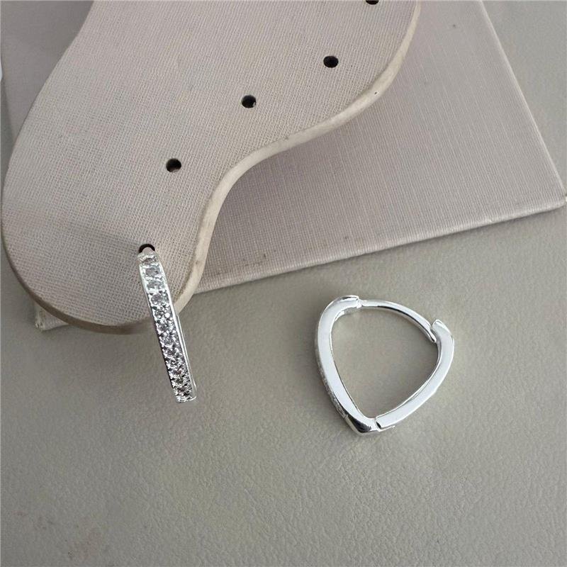 ARGOLA CLINK TRIANGULO CRAVEJADO G