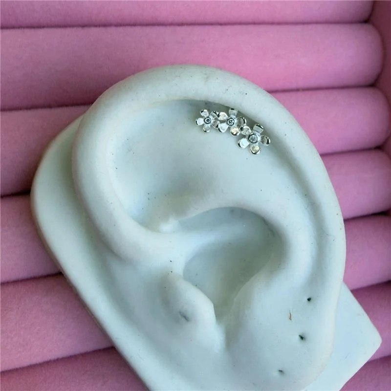PIERCING 3 FLORES LADO ESQUERDO